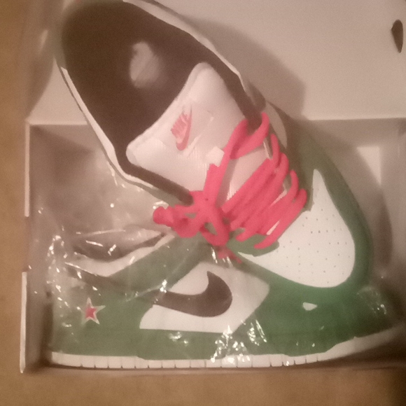 Nike - Picture 1 of 2